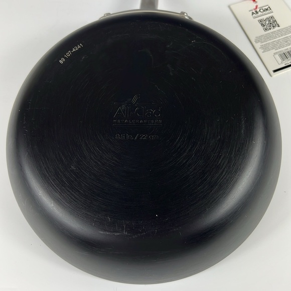 All-Clad Essentials Hard-anodized Non-Stick Fry Pan Skillet Omelette 8.5 in NEW - Picture 7 of 9